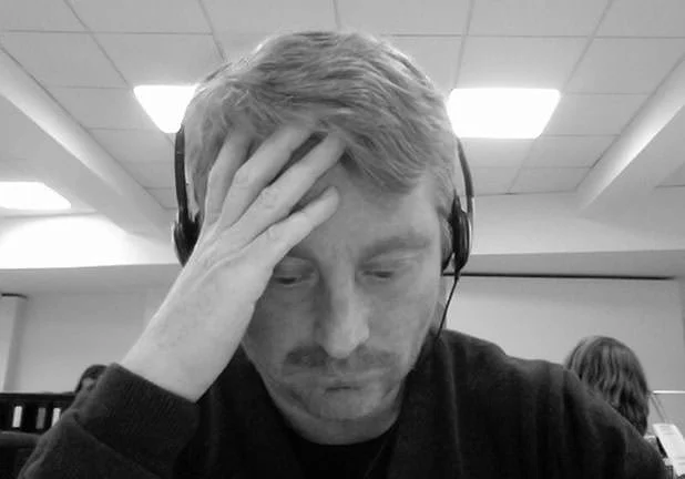 edu-paginas-web-barcelona-eduweb Diseño web Barcelona, mujer con headache en oficina con auriculares, estrés digital, trabajo en informática, frustración profesional, tecnología moderna, ambiente laboral, concentración, esfuerzo en proyectos digitales, ansiedad laborar, fatiga visual, estrategia SEO, desarrollo web, tecnología educativa.